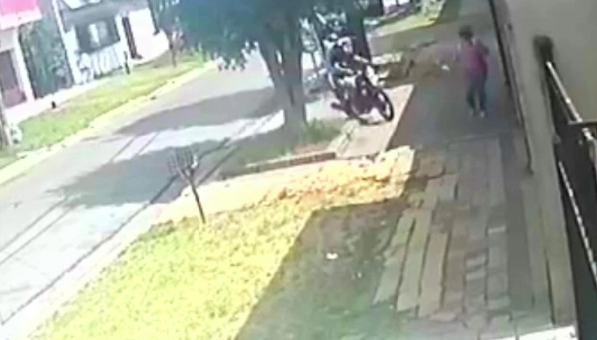 En Avellaneda, motochorros subieron a la vereda y tacklearon a una mujer para robarle