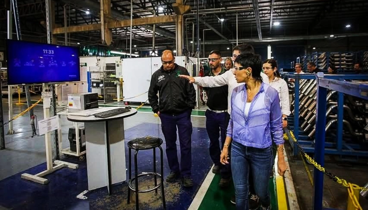 Mayra Mendoza recorrió la planta de autopartes Forvia de Bernal Oeste junto a trabajadores