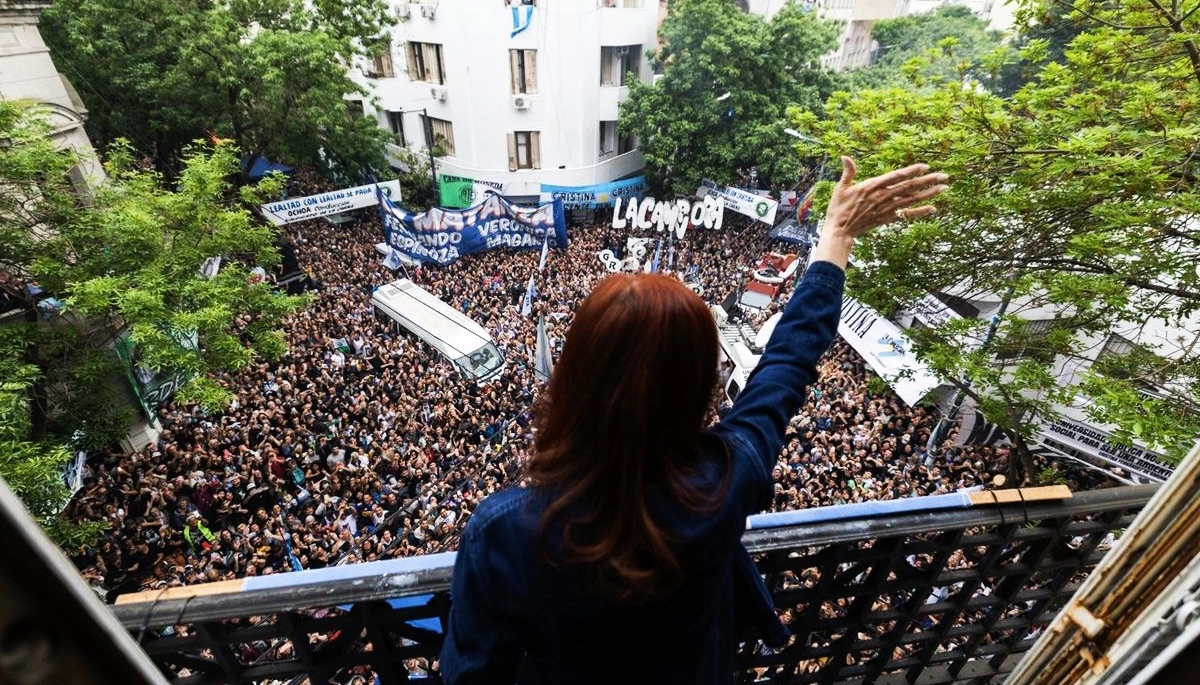 Día de la Lealtad: Cristina salió al balcón y encendió a la militancia con un mensaje contra Milei y EE.UU.