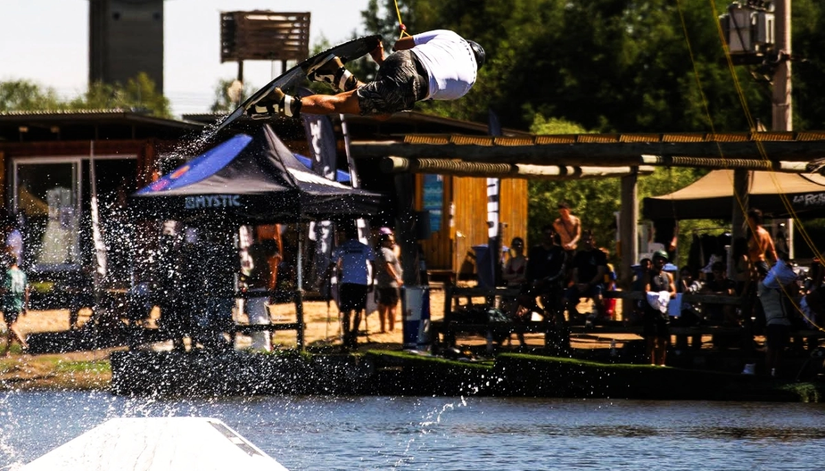 Destinos bonaerenses: los cinco mejores lugares para vivir la adrenalina del Wakeboard, el surf sin olas
