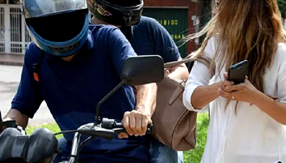 "Lastimala, pegale, pegale": motochorros asaltaron a una mujer durante un mediodía salvaje en Lanús