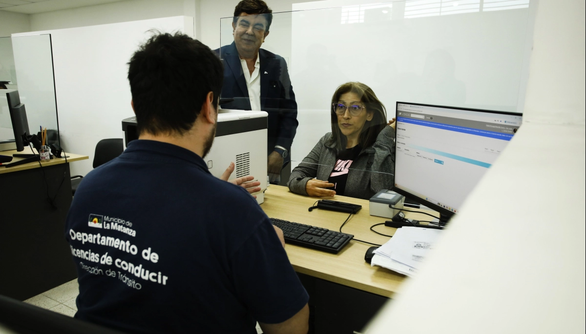 Espinoza recorrió el Departamento de Licencias de La Matanza y destacó la agilidad para los trámites
