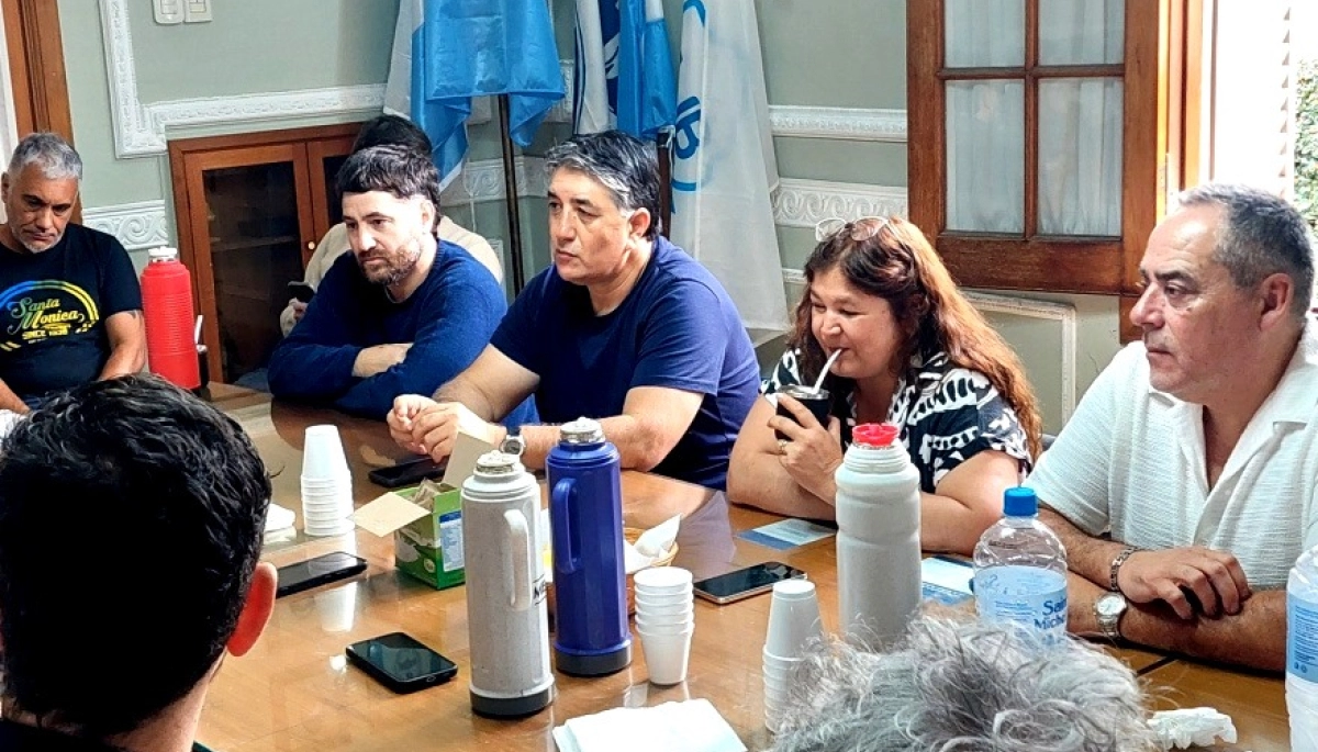 Mueven el avispero: nuevo reclamo de paritarias de los gremios estatales y judiciales a Kicillof