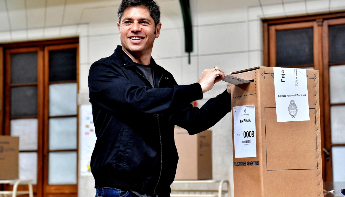 Desde La Plata, Kicillof realizó su sufragio, llamó a participar y criticó el nuevo sistema de votación