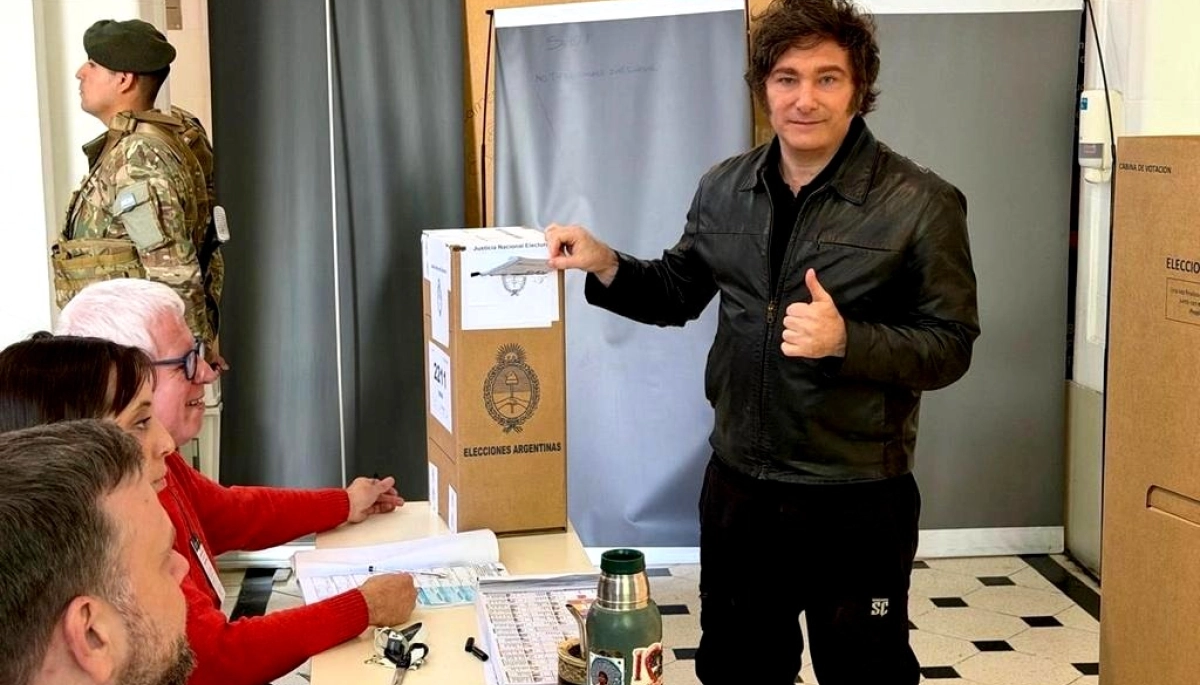En la misma sintonía que Espert y Alberto Fernández, Milei votó y se fue sin dar declaraciones