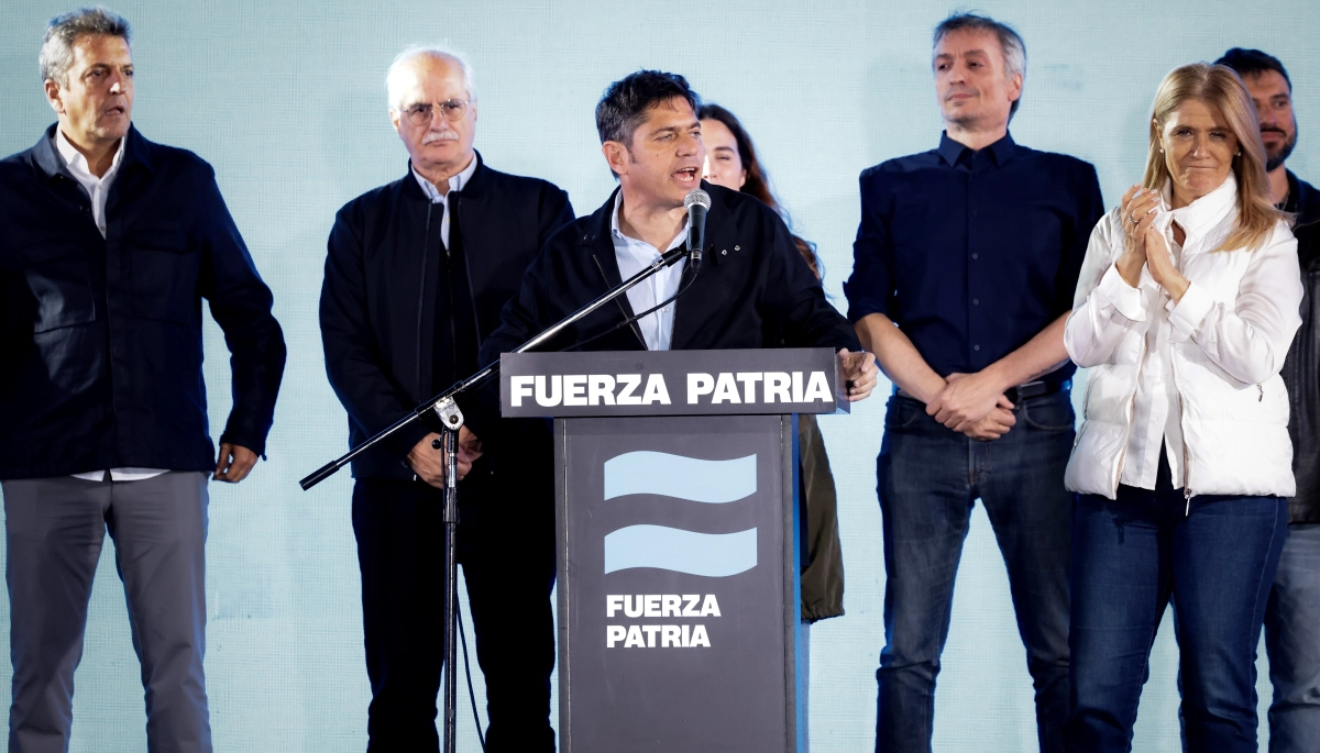 Los gestos de Máximo Kirchner: mientras Kicillof agradeció a los intendentes, el jefe de La Cámpora mostró su fastidio