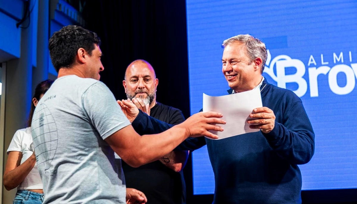 Cascallares presentó la marca “Hecho en Brown” y entregó reconocimientos a emprendedores