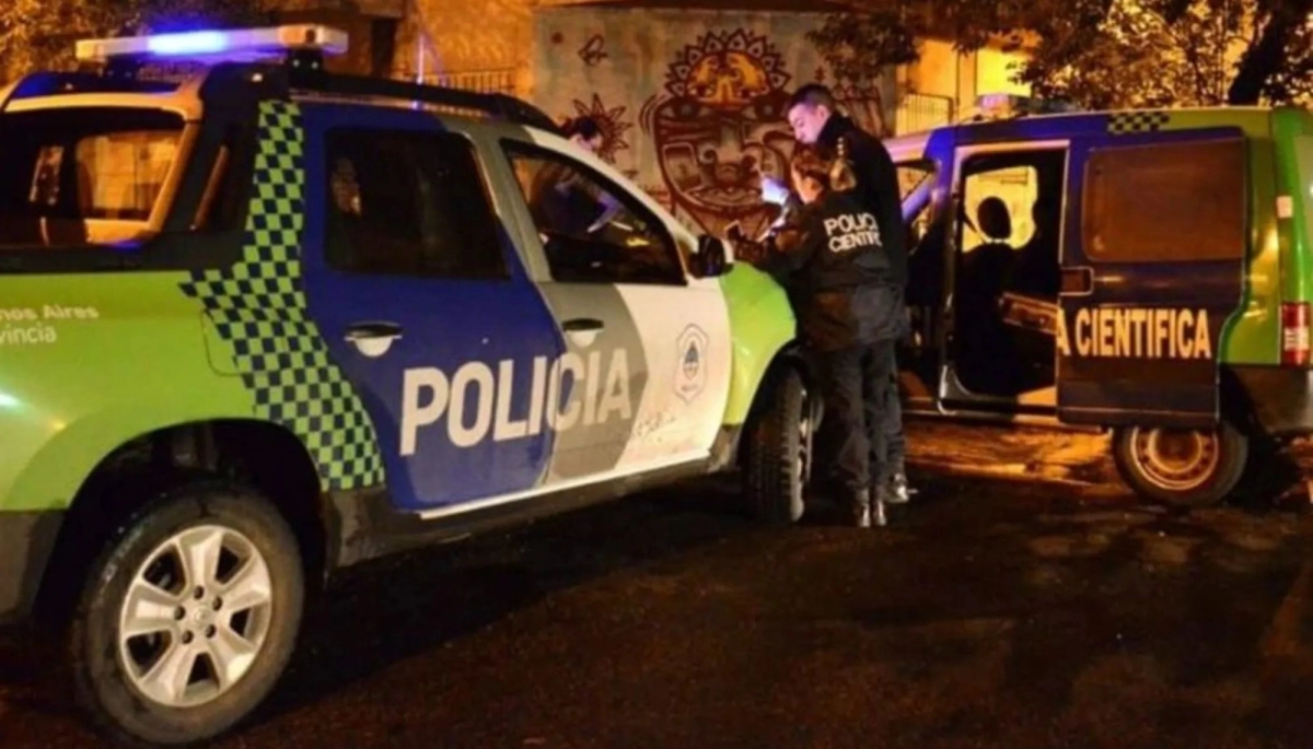 Hacía "wheelie" con la moto y atropelló a una mujer que lucha para sobrevivir