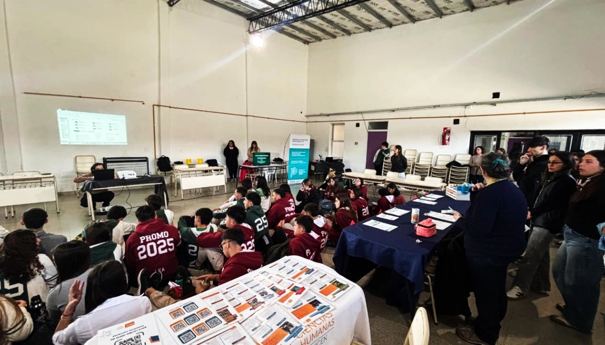 Adolfo Gonzales Chaves presentó la Muestra de Carreras 2025 y Ofertas 2026