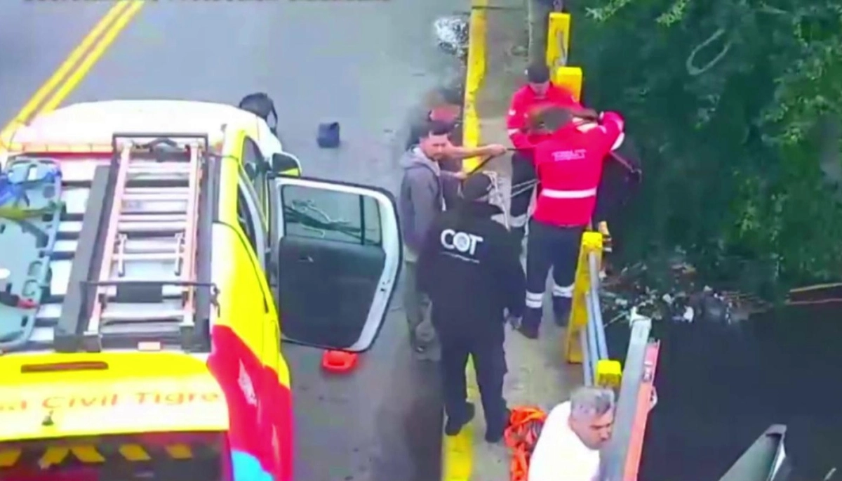 En Tigre rescataron a adolescentes que navegaban el Reconquista y quedaron atrapados bajo un puente