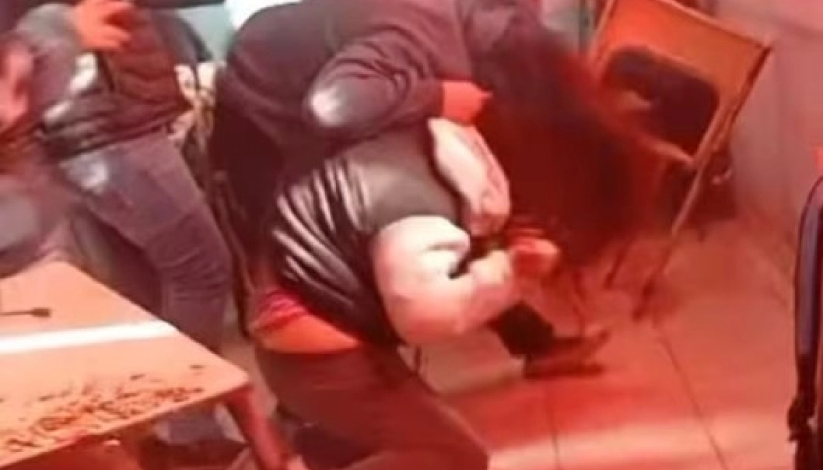 Locura y violencia en Junín: mujer ingresó a una escuela y golpeó a una alumna con una cadena