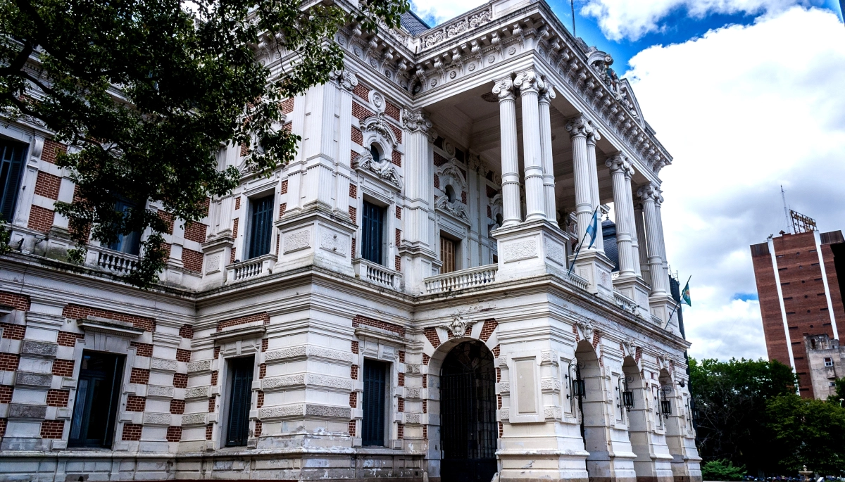 El empleo público bonaerense pisa el freno y se estancó: los datos del Presupuesto 2026