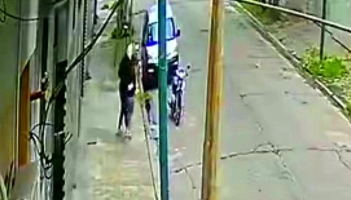 Emboscada y robo en Lanús: motochorro simuló ser un mensajero para amenazar y asaltar a una mujer