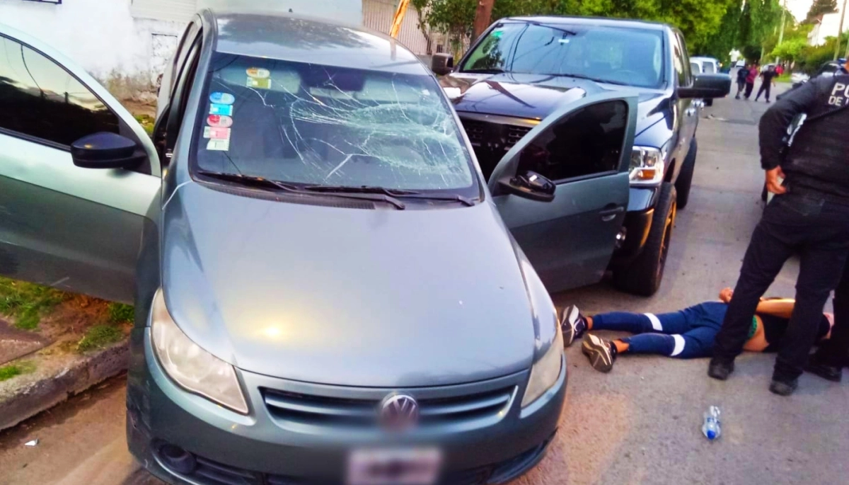 Patrulla de la Policía de la Ciudad persiguió y chocó a dos sujetos que escapaban en un auto robado