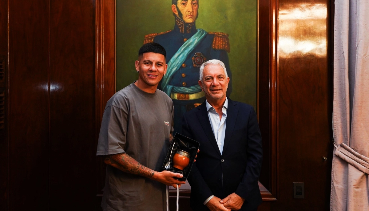 Alak recibió a Marcos Rojo en La Plata: reconocimiento y elogios por su rol social en San Carlos