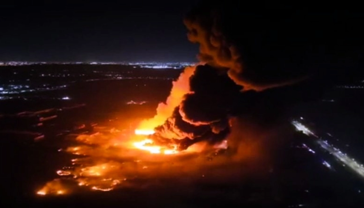 Explosiones e incendio descomunal en el Parque Industrial de Ezeiza: qué pasó y qué dijeron las autoridades