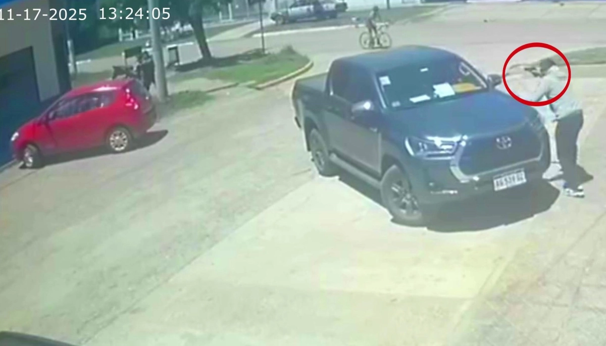 Le robaban la camioneta y quedó en medio de un enfrentamiento entre ladrones y un policía