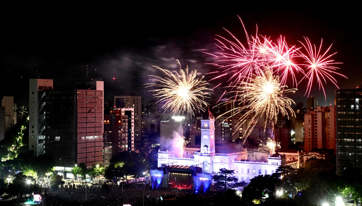 Más de 100 mil personas colmaron Plaza Moreno para festejar a lo grande los 143 años de La Plata