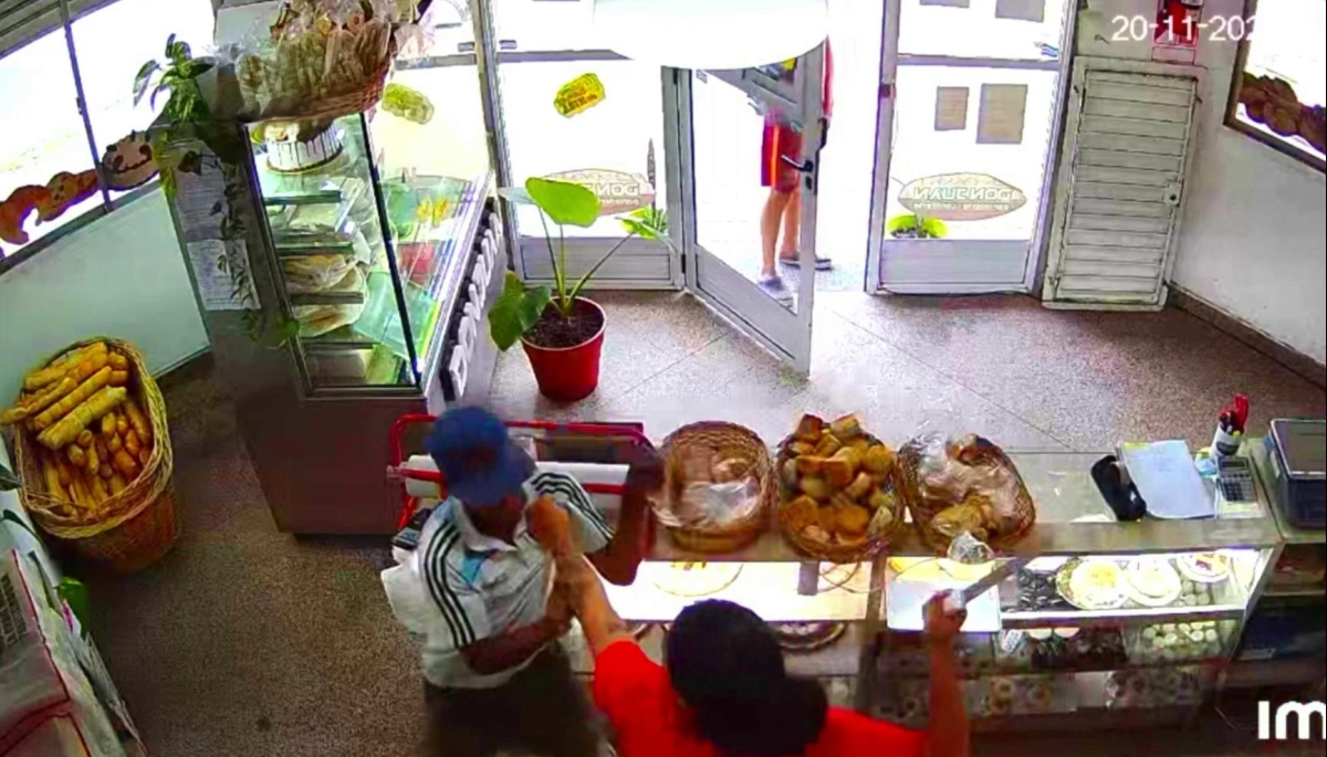 En una panadería de Lanús, una empleada se defendió con una cuchilla y redujo a un ladrón