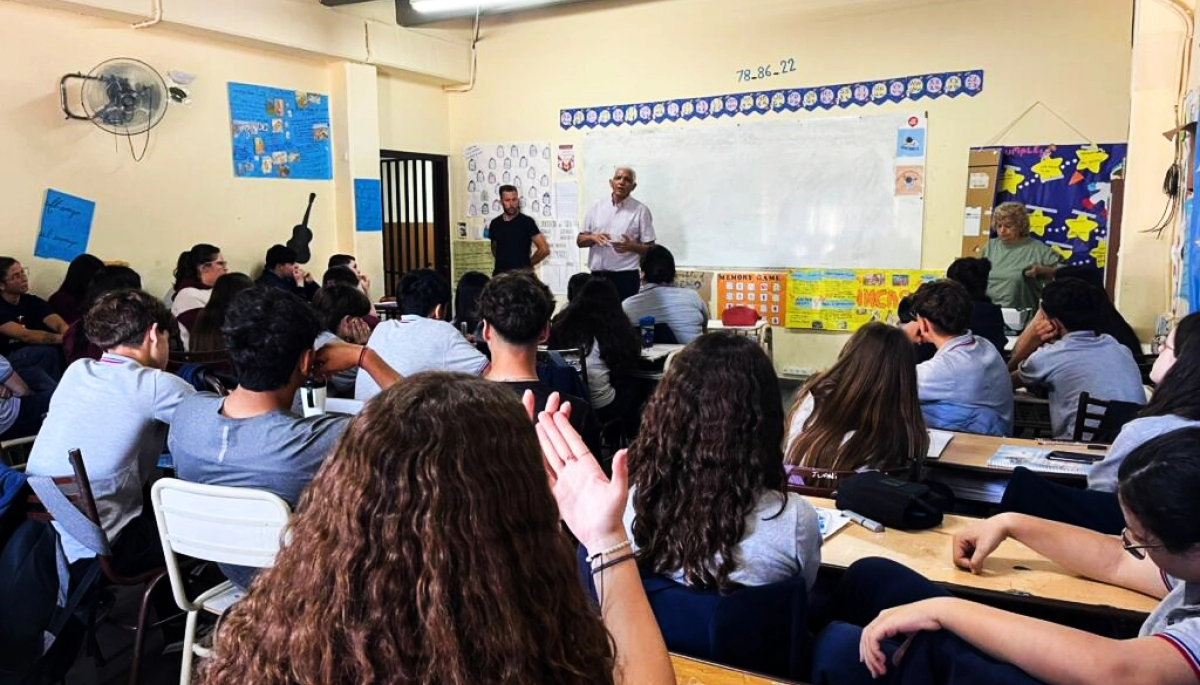Jóvenes de General Arenales reciben charlas para tramitar su primer carnet de conducir
