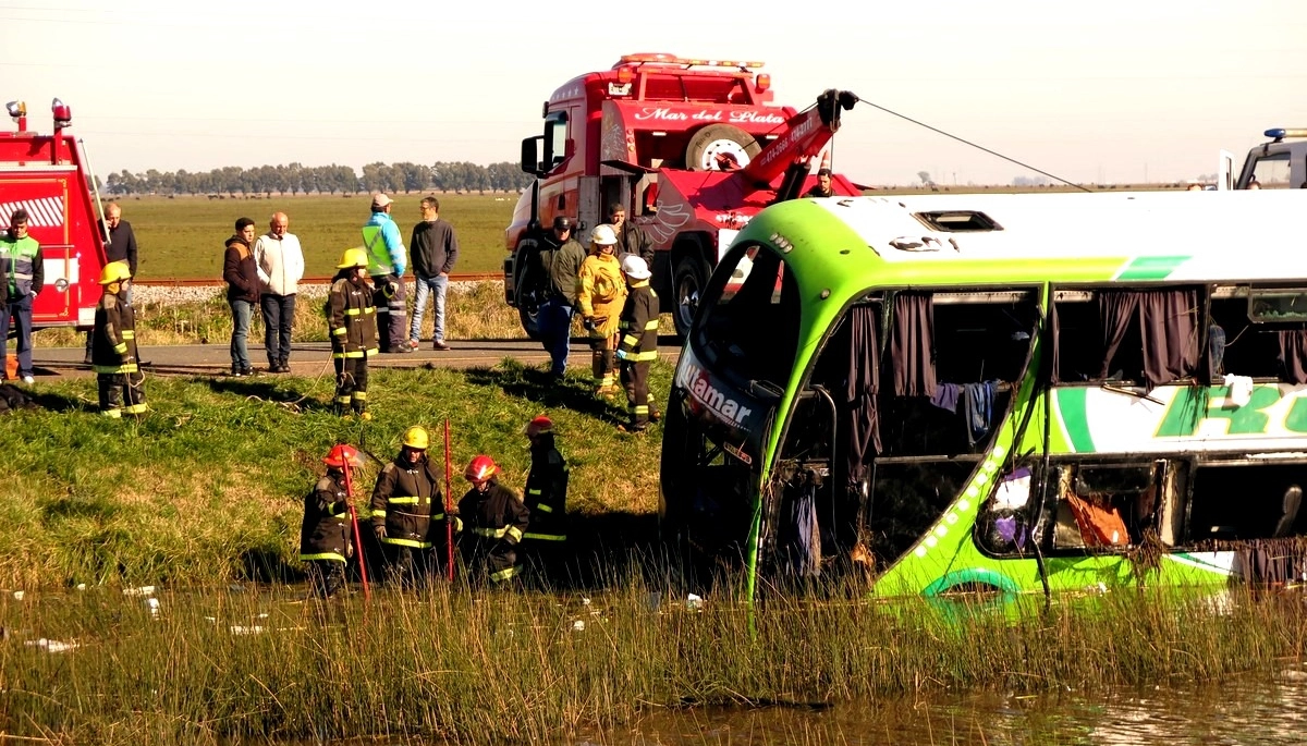 Conmoción en Ruta 2: volcó un micro que iba al acto de Kicillof y murieron al menos dos pasajeros