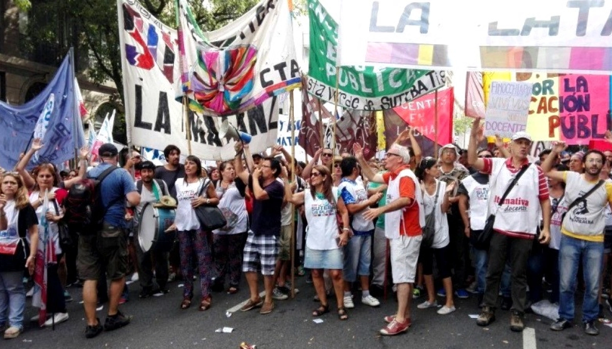 Docentes marchan a la Legislatura bonaerense en contra del Presupuesto de Kicillof