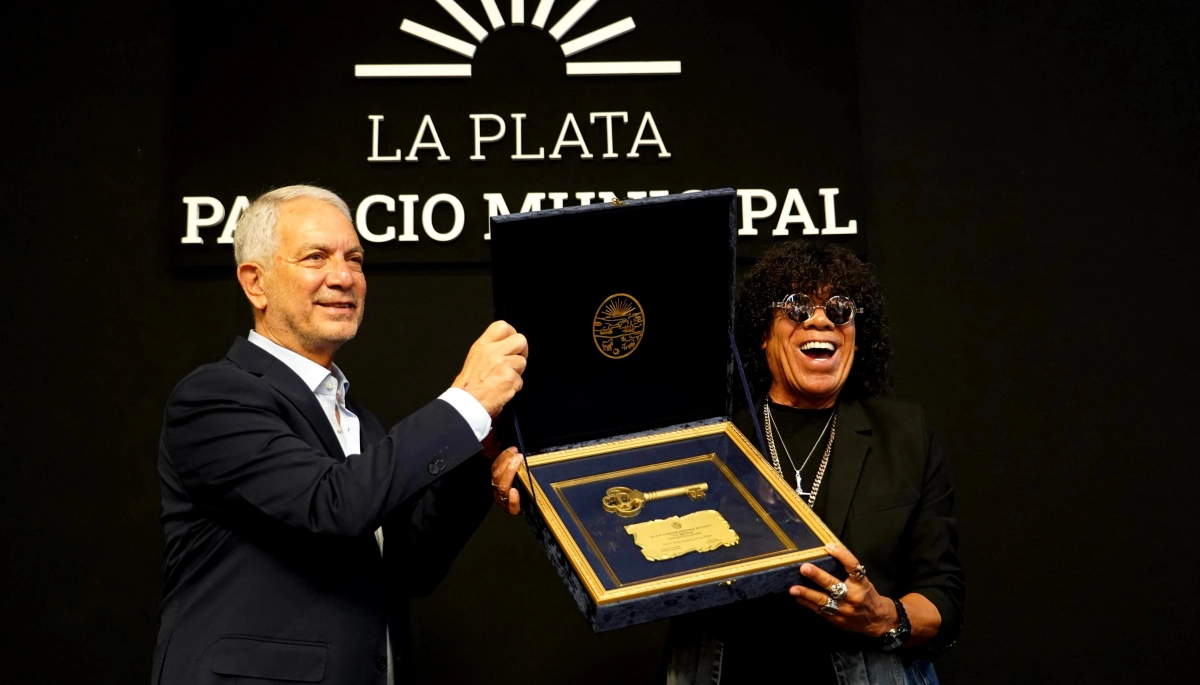 “La Mona” Jiménez visitó La Plata: distinguido como Visitante Ilustre, confirmó Festival del Cuarteto en la capital