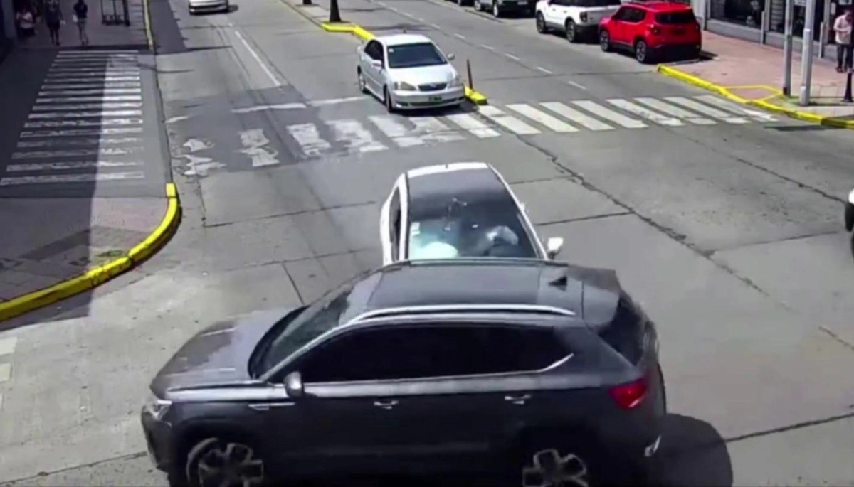Violento choque en Tigre: conductor imprudente giró a la izquierda y casi lo parten al medio