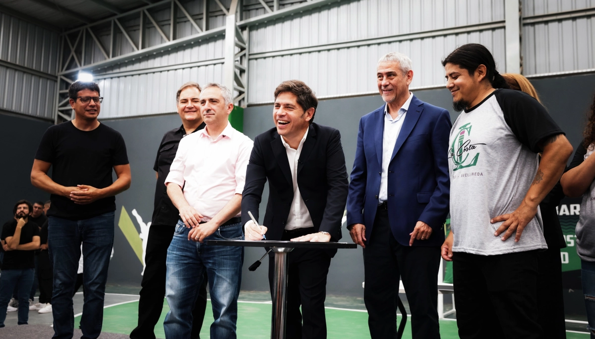 Kicillof visitó a Ferraresi, anunció medidas para La Costa de Dock Sud y apuntó contra Milei