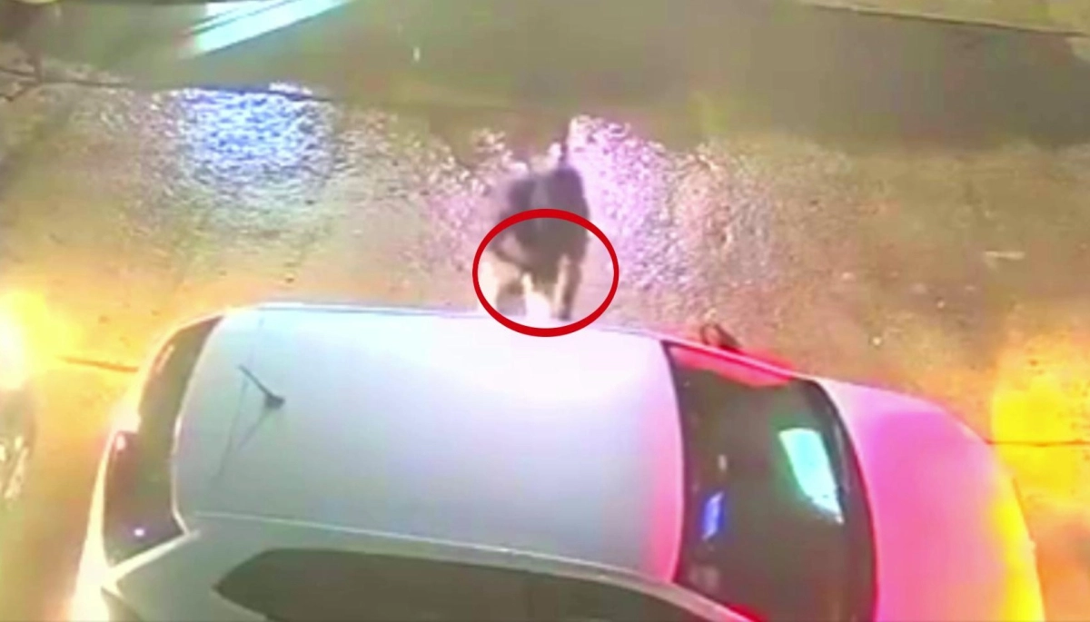 Con gran coraje y una muñeca para Fórmula 1, escapó de los ladrones y los balazos