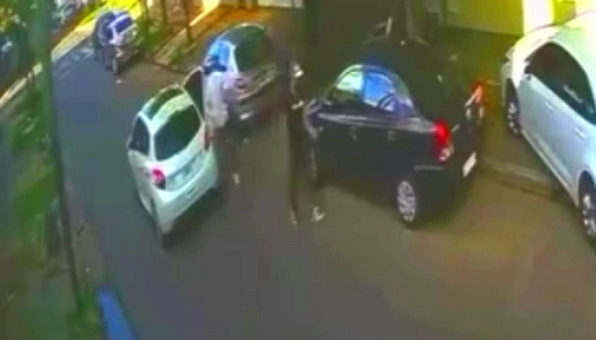 Raid delictivo en Tres de Febrero: jóvenes armados robaron un auto en 30 segundos