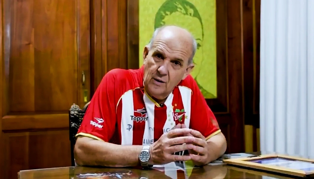 En la previa del clásico platense, Zurro se puso la camiseta de Estudiantes y volvió a cruzar a Milei