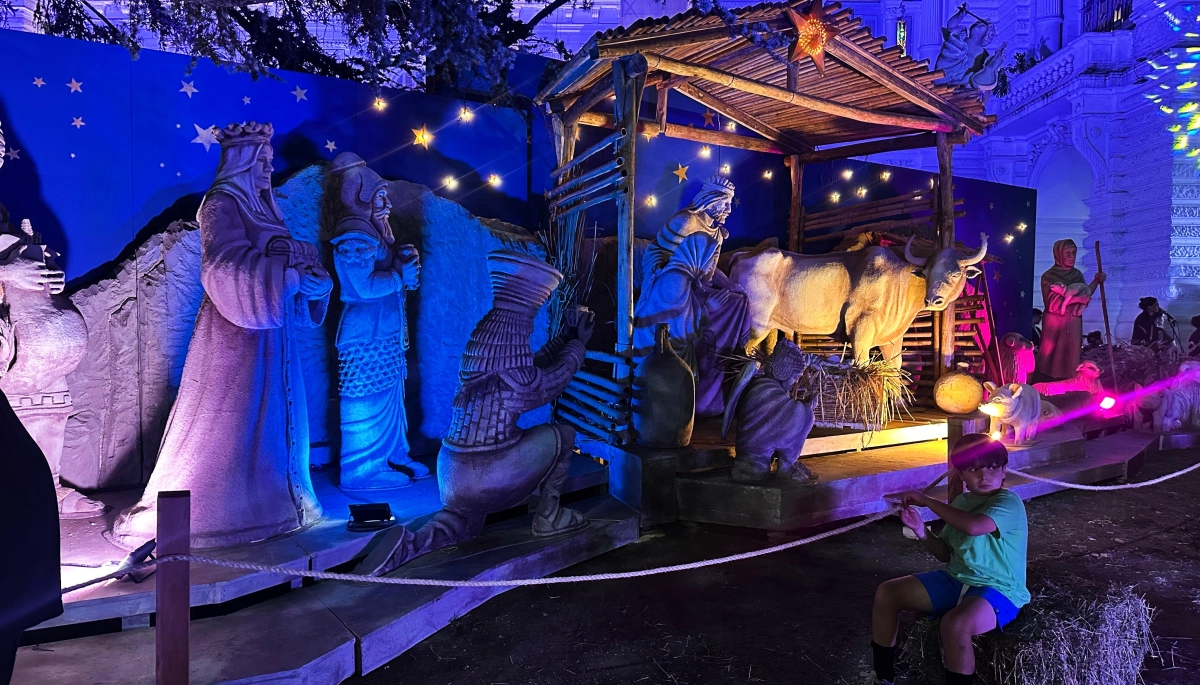 Una multitud de familias de La Plata vivió la bendición del y el encendido del árbol de Navidad