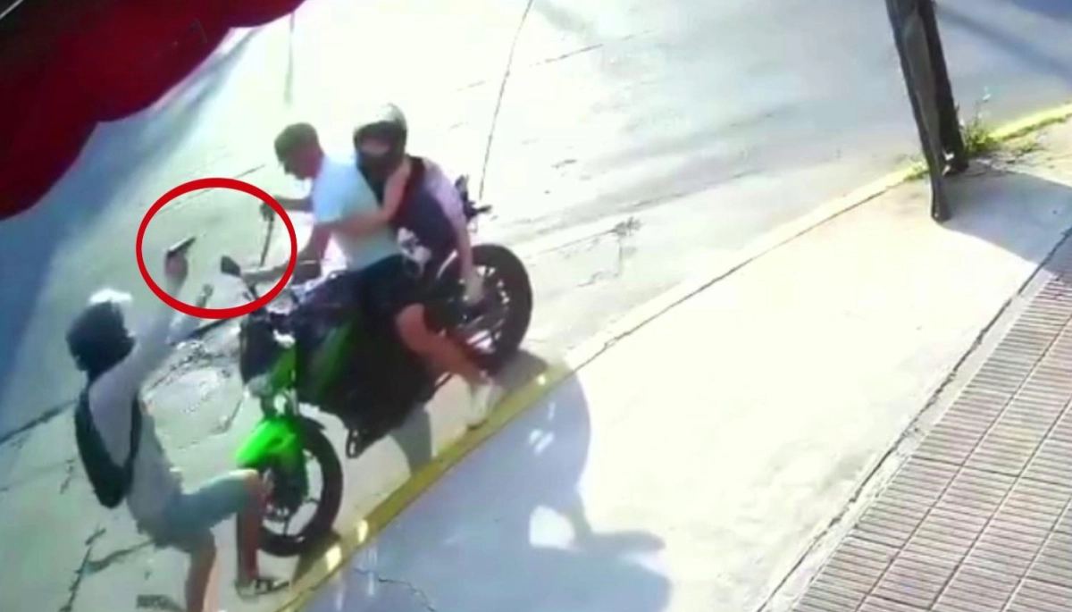 Un motoquero y la pequeña hija fueron asaltados a balazos en Tres de Febrero