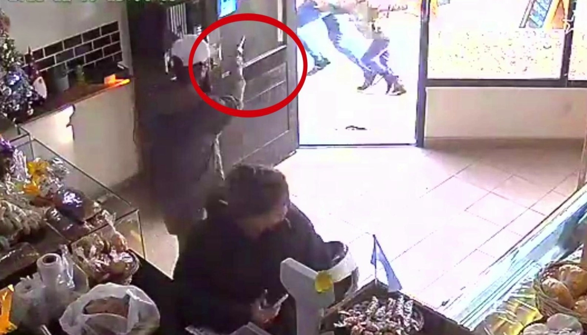 Motochorros armados asaltaron una panadería en Mar del Plata y apuntaron a la cabeza de un niño