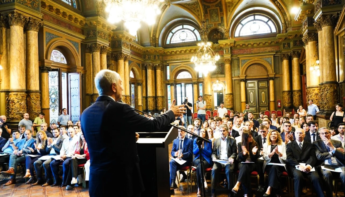 Más móviles, drones, alarmas y patrullas: Alak presentó el Plan de Seguridad 2026 para La Plata