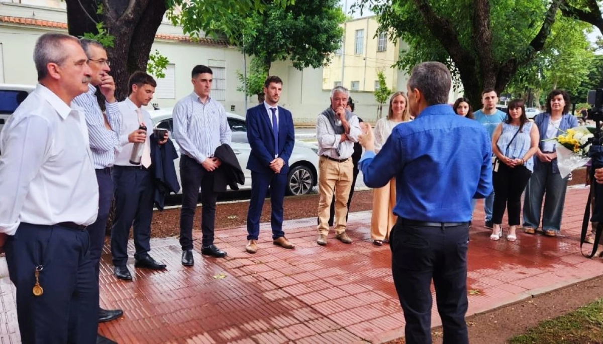 En Rauch, Suescun encabezó la conmemoración a 42 años del regreso de la Democracia