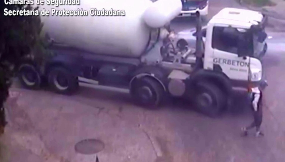 Milagro en El Talar: camión atropelló y pasó por arriba a un peatón que cruzó la calle distraído