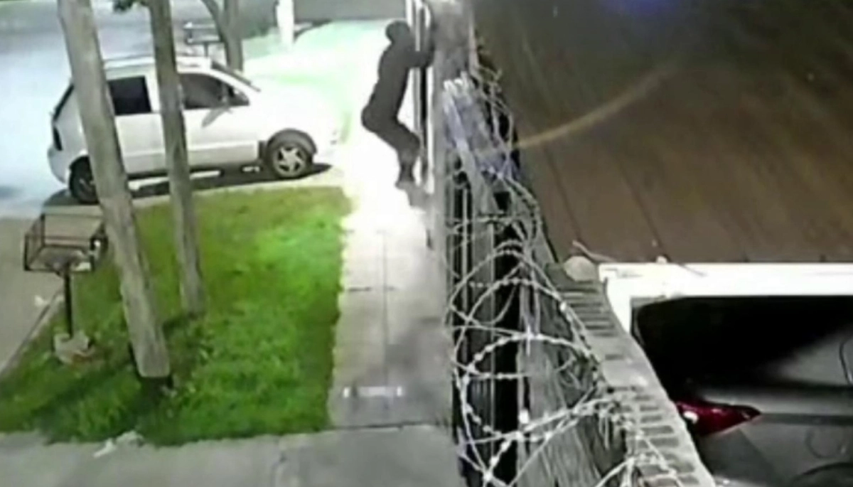 Increíble robo en San Isidro: trepó un paredón y se robó un tender con ropa colgada