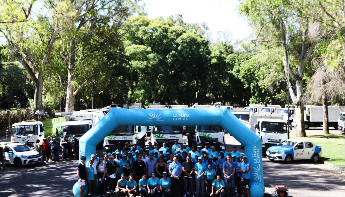 Trabajo coordinado en las calles: La Plata desplegó un doble operativo de limpieza con 500 agentes