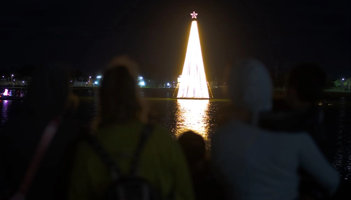 Ambiente festivo: el Ecoparque "Manuel Belgrano" Magdalena ya luce su árbol navideño