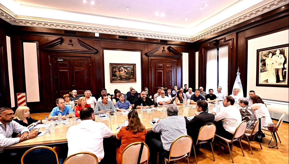 Los gremios se reunieron con Kicillof: se fueron sin aumento ni bono, aunque con una promesa para 2026