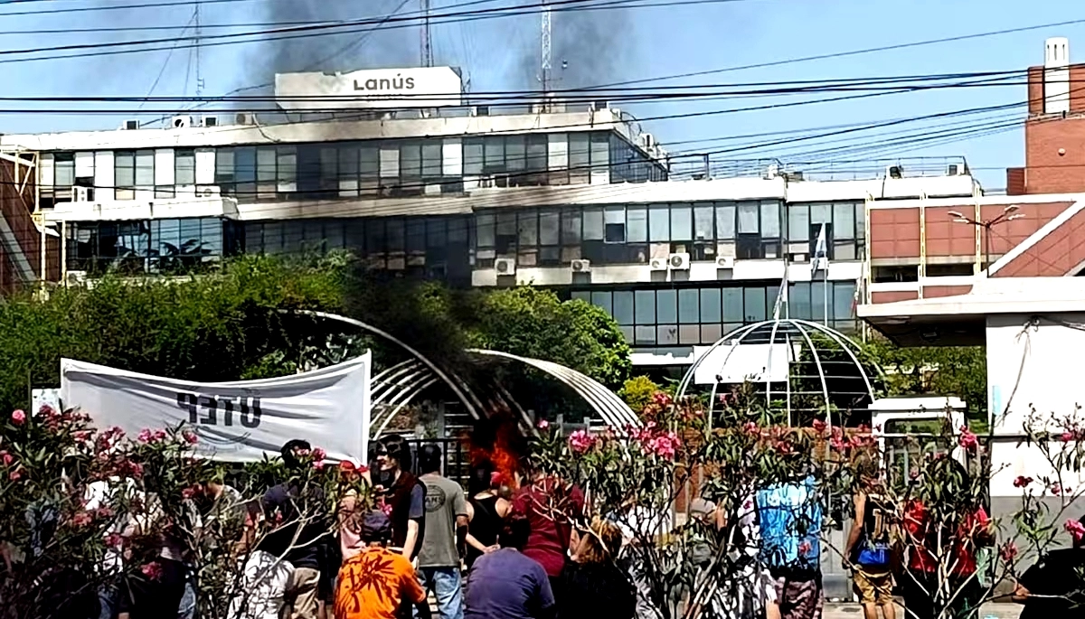 Amenazas, tensión y un árbol de Navidad en llamas: Grabois activó protestas en otro municipio de La Cámpora