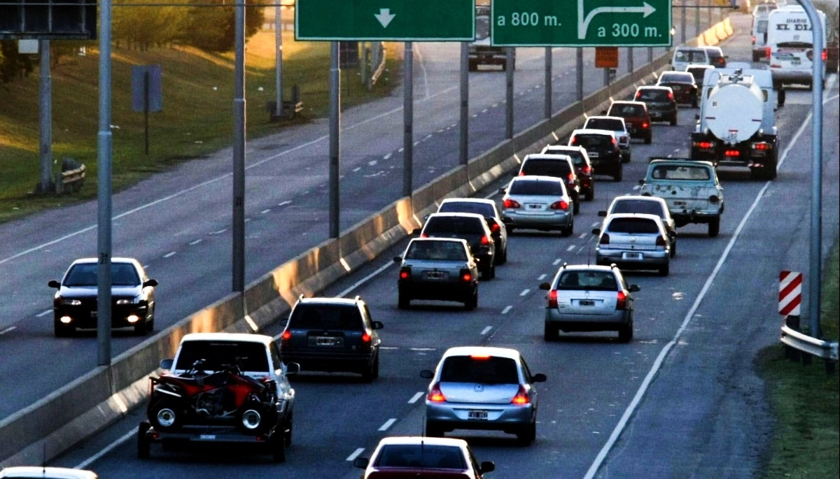 Anunciaron el uso drones e inteligencia artificial para controlar el uso de celulares y cinturón las rutas a la Costa