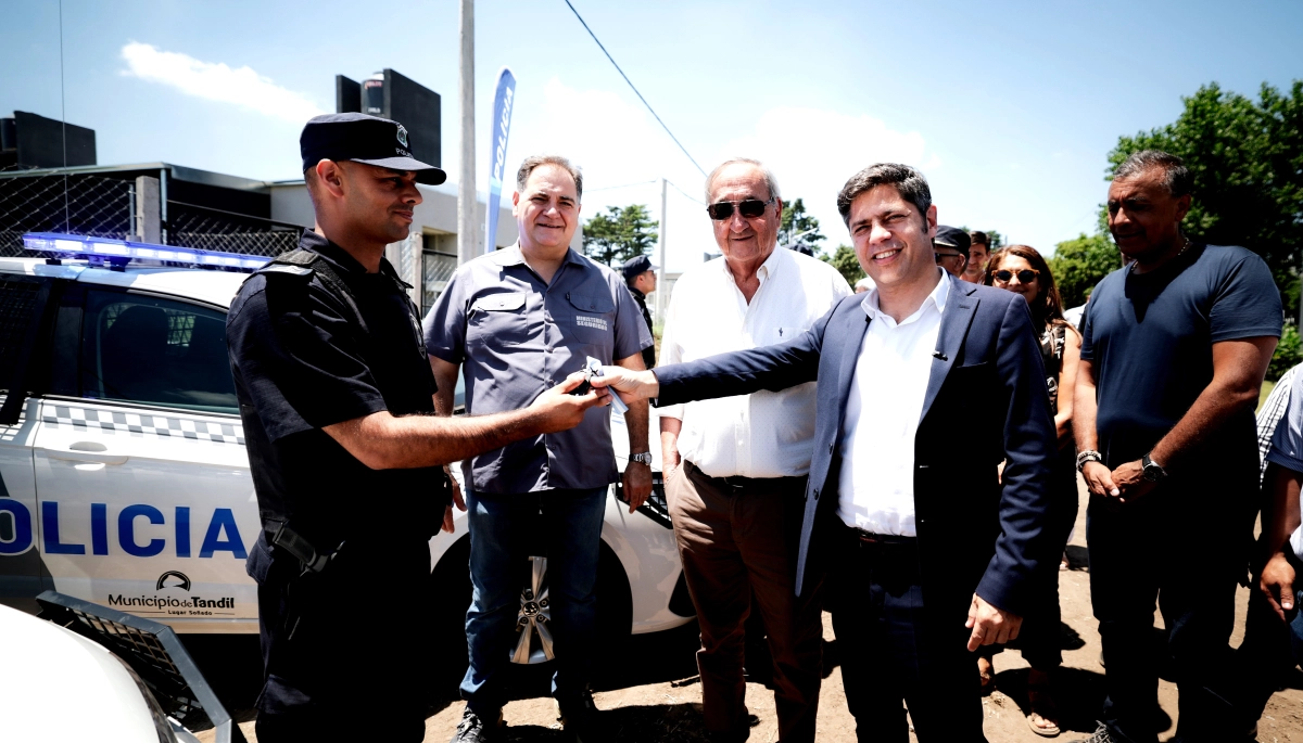 Kicillof salta la grieta para apostar al dialogismo: visitó a dos intendentes de la UCR y entregó viviendas