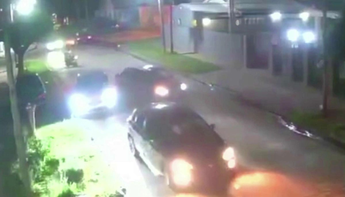 Le cruzaron dos autos, escapó marcha atrás y por poco no atropelló a un motociclista