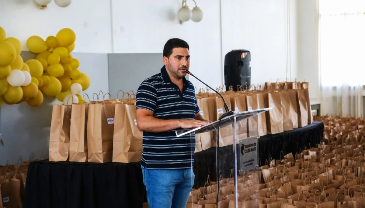 Egüen entregó 1.180 bolsas navideñas a empleados municipales de 25 de Mayo