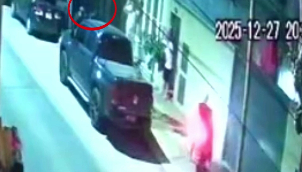 Un hombre y el padre jubilado fueron arrojados al piso por motochorros que les robaron la 4 x 4