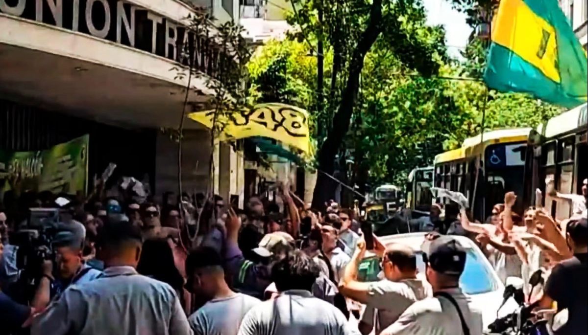 Paro de colectivos en la línea 148 de Varela: los choferes se largan a reclamar en la puerta de la UTA