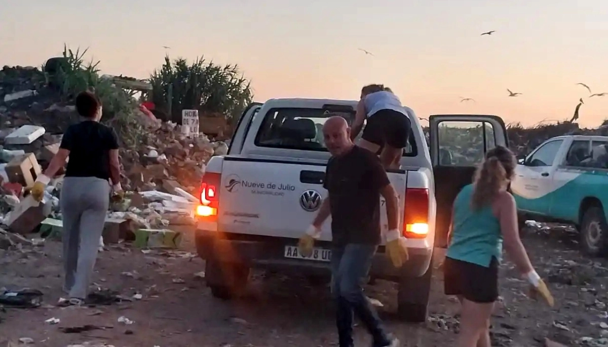 Basura y paro: la intendenta de un municipio bonaerense puso a su gabinete a juntar residuos